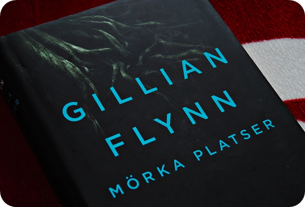 Mörka platser av Gillian Flynn - C. R. M. NilssonC. R. M. Nilsson